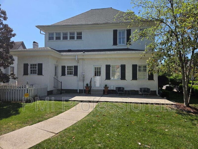 Building Photo - 401 E Main St