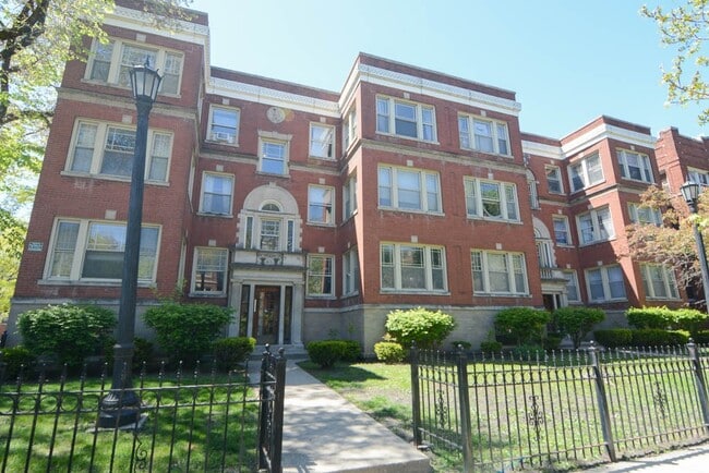 Building Photo - 4400 N Racine Ave