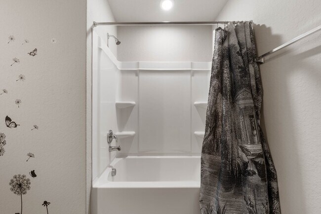 Building Photo - Stylish 3-Bed Home with Island Kitchen, Private Patio & Fenced Yard in Seguin