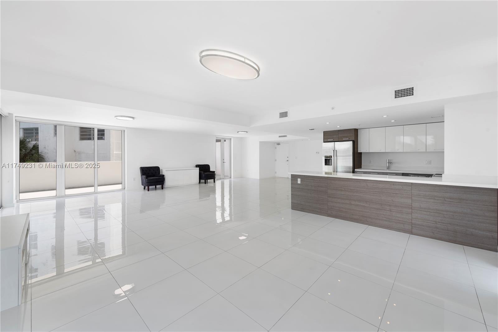 Building Photo - 9901 E Bay Harbor Dr