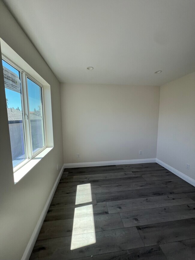 Building Photo - 14826 Vanowen St