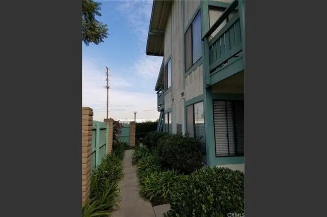 Building Photo - 920 W Del Amo Blvd