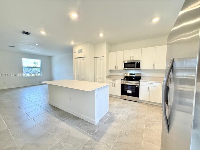 Building Photo - 234 SE 10th St