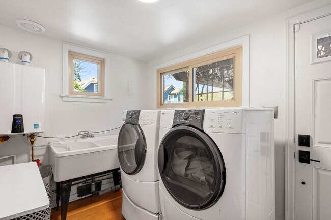Building Photo - 2BD, 2BA South Denver Home with Bonus Room...