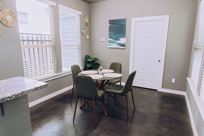 Building Photo - 2002 Rosewood Ave