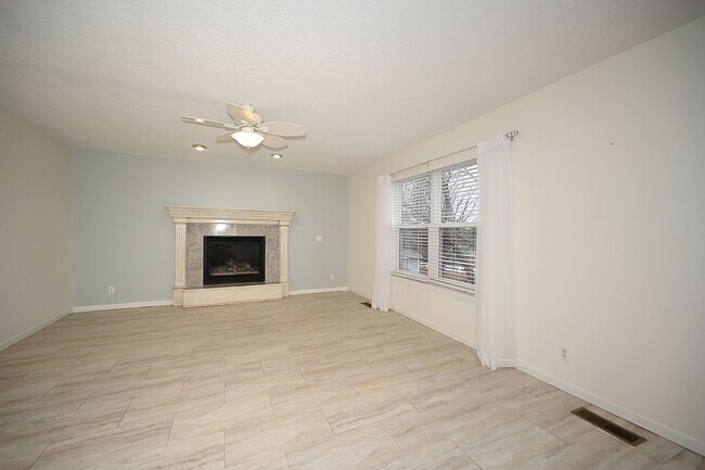 Building Photo - 4 Bedroom,2.5 Bath with 2-car garage Platt...
