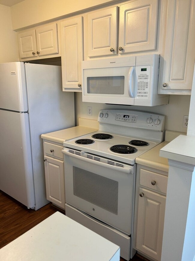 Building Photo - Rare Hoover Creek Condo with One Car Garage