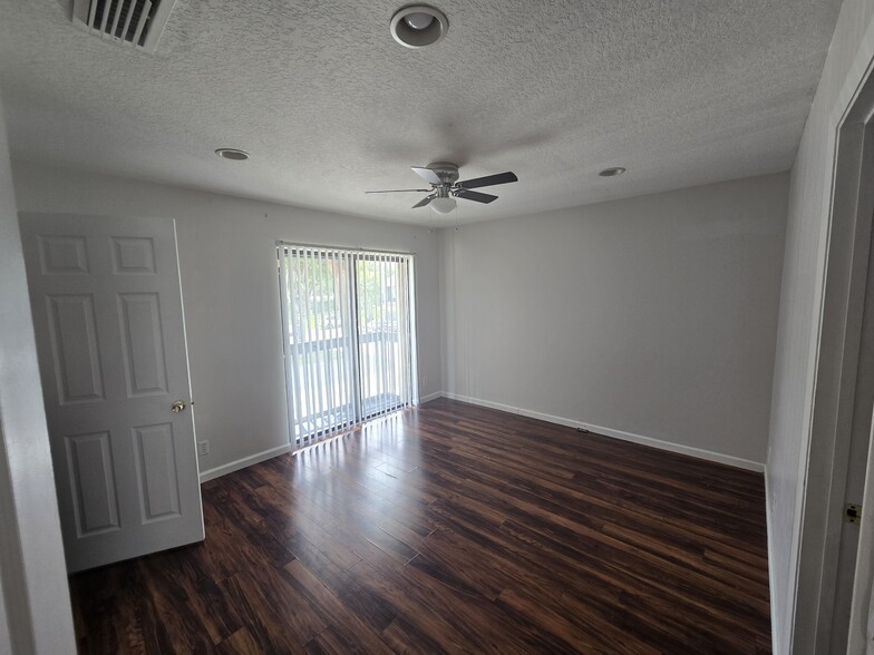 Building Photo - 703 Riverside Dr