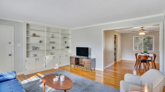 Building Photo - Beautifully renovated Move-in Ready 2bed 1...
