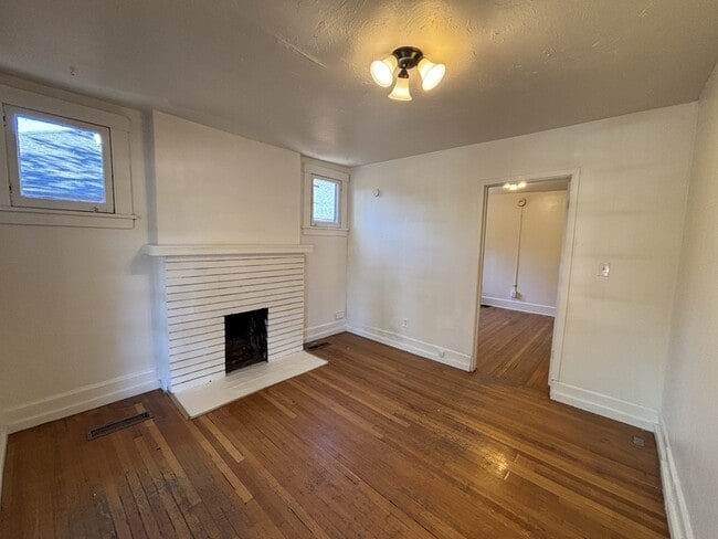 Building Photo - 921 Princeton Ave S