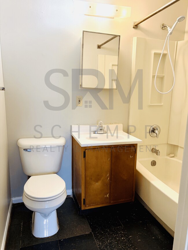 Building Photo - First floor one bedroom apartment in Portland- Section 8 accepted