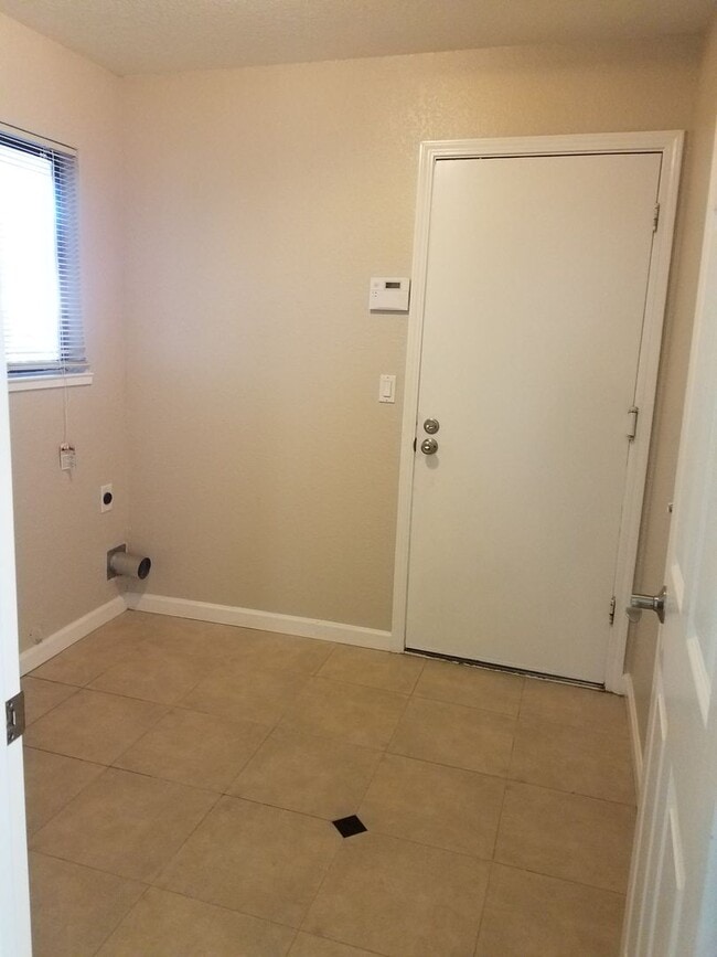 Building Photo - Lovely Roseville Home Close to School, Sho...