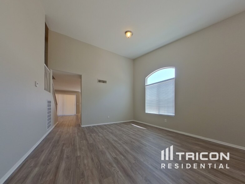Building Photo - 15818 W Diamond St