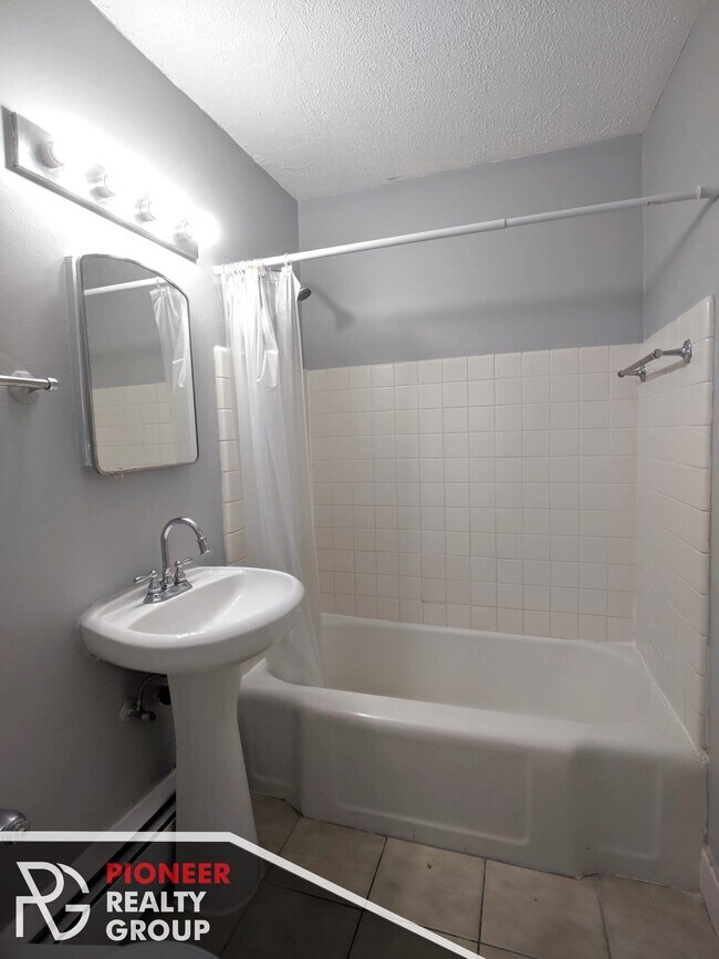 Building Photo - 7333 N Ridge Blvd