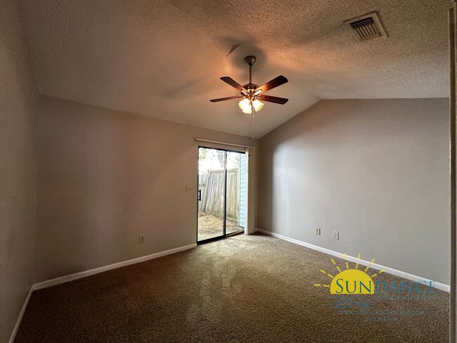 Building Photo - 1 Bedroom Cottage-Style Townhouse In Fort ...