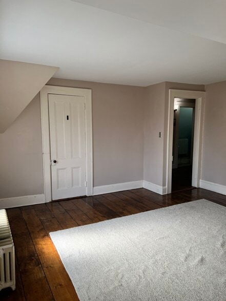 Living room - 136 E 9th St