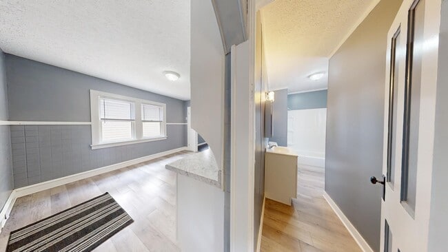 Building Photo - ** AVAILABLE OCTOBER 2025 *** Old Brooklyn...