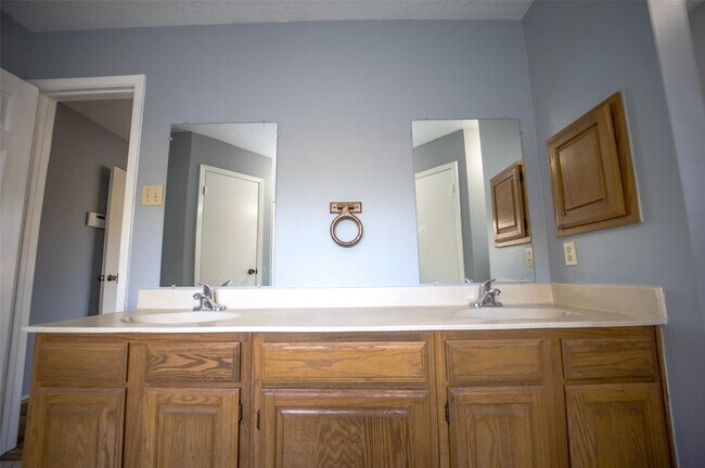 Building Photo - 2111 Landcircle Ct