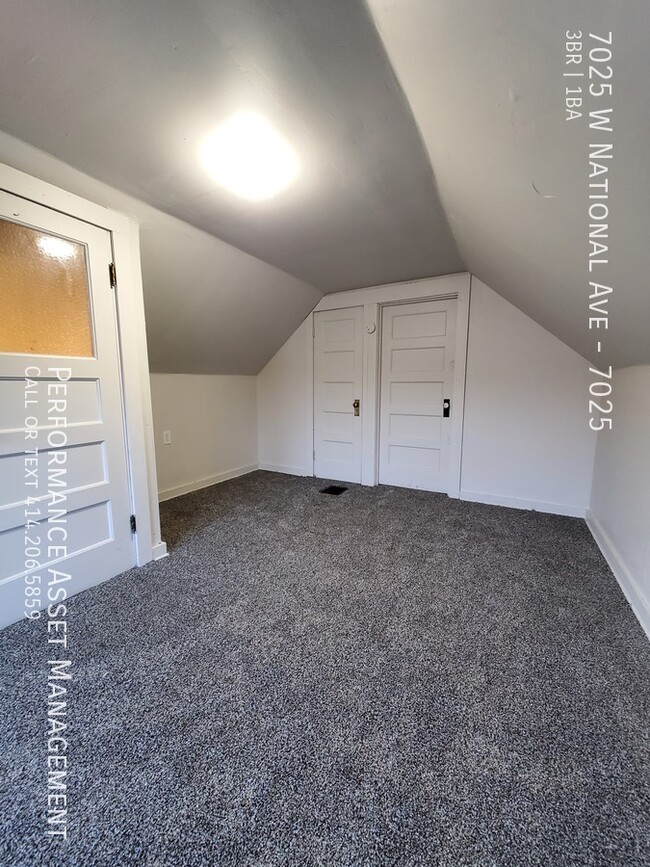 Building Photo - Beautiful 3BD/1BA West Allis Upper Unit