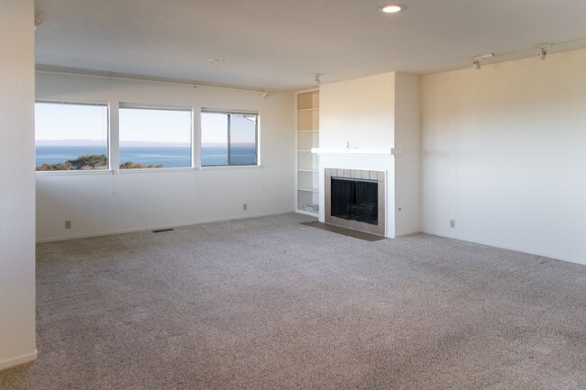 Building Photo - 2 Bedroom 2 Bath Condo in Pacific Grove