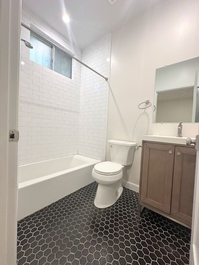 Building Photo - Gorgeous 2bd/2ba unit semi-furnished near ...