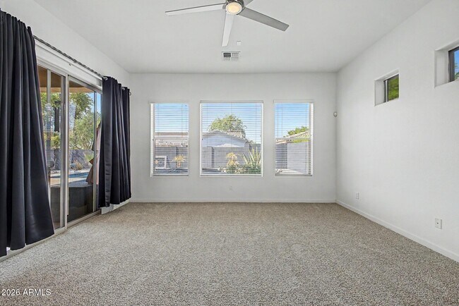 Building Photo - 1902 E Desert Ln