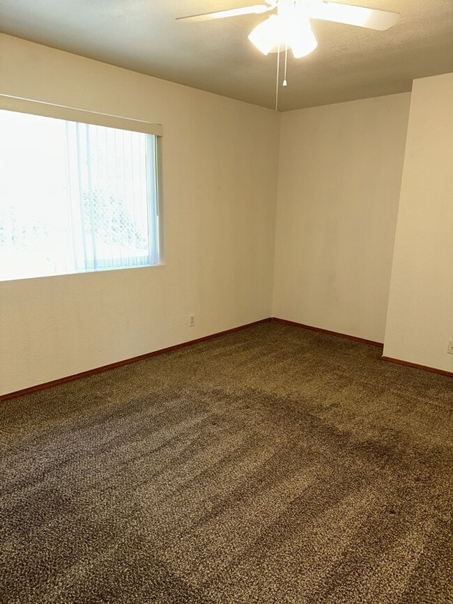 Building Photo - Unfurnished Full Time