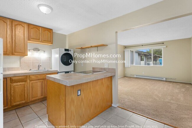 Building Photo - Spacious Apartment In St. Johns Neighborhood!
