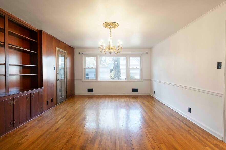 Building Photo - 161 Blades St