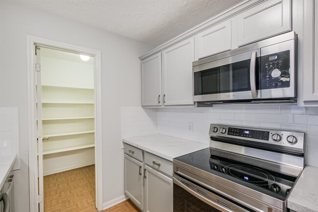 Building Photo - 8051 Bay Branch Dr