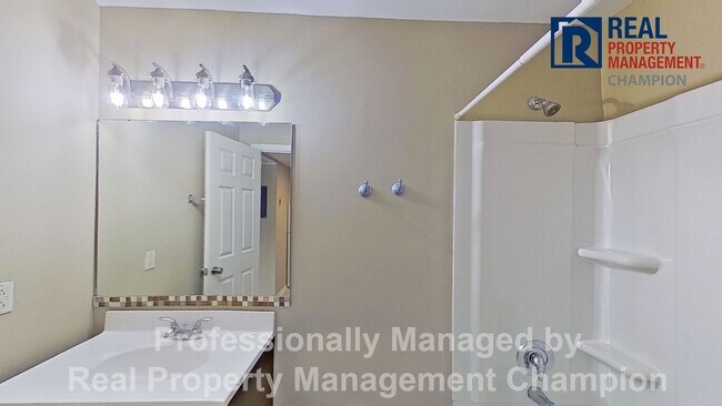 Building Photo - Upper Level 1 BD/1 BA Condo Near UNCW