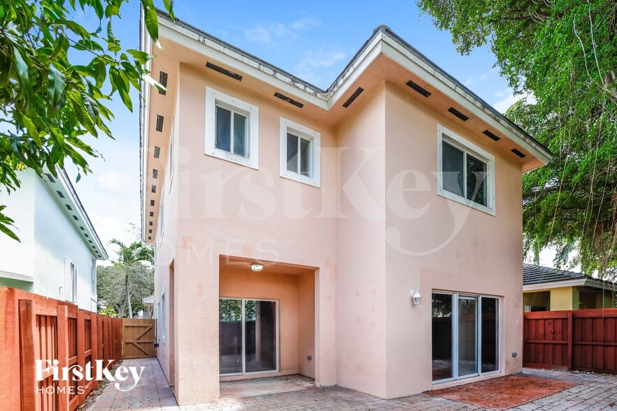 Building Photo - 3432 NE 3rd Dr