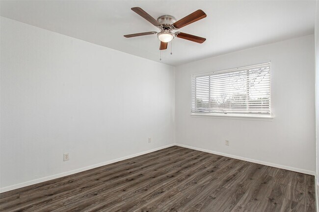 Building Photo - 5722 Gaston Ave