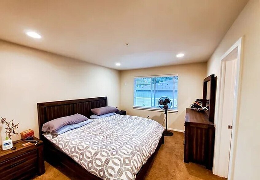 Building Photo - Beautiful Bothell Townhome