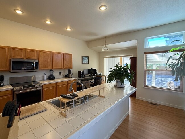 Building Photo - Beautiful 3 Bedrooms, 2 Baths with a 3 Car...