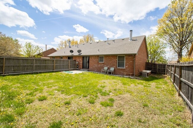 Building Photo - 1832 S Laurel St