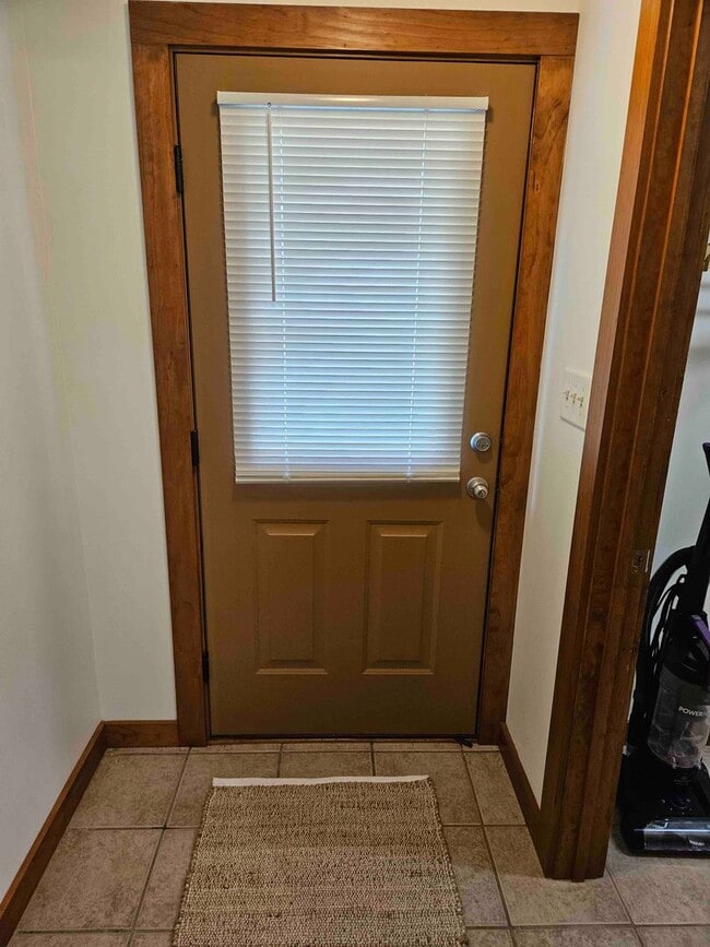 Building Photo - Fully Furnished, Beautiful Decor - 3BR / 1BA