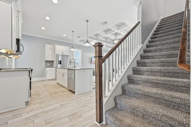 Building Photo - Stunning 4 Bedroom Home with Solar Energy & Private Pool!
