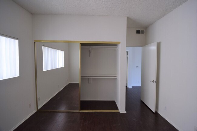 Building Photo - 11315 Moorpark St