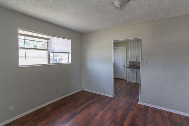 Building Photo - 701 E 14th St