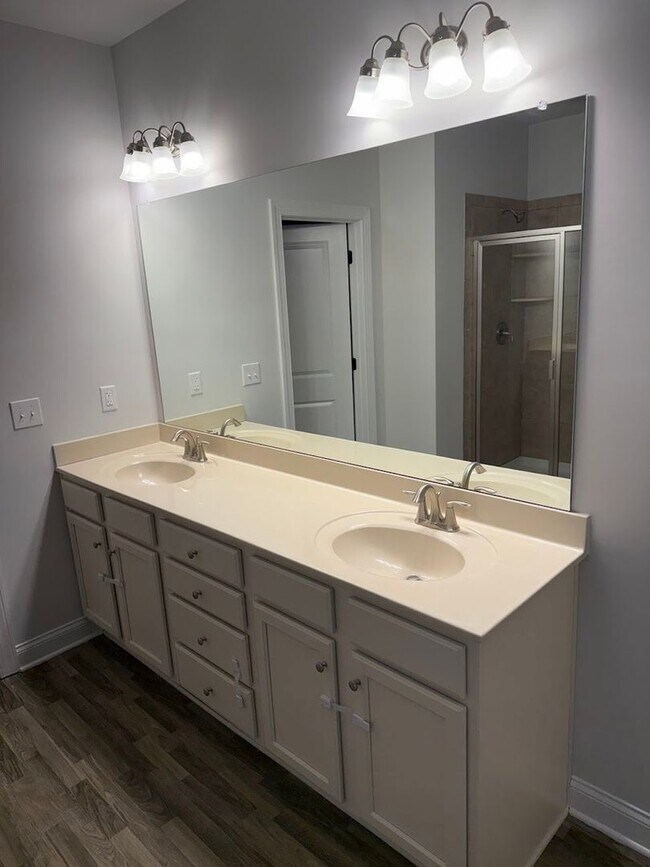 Building Photo - Spacious 5BR House in Buford