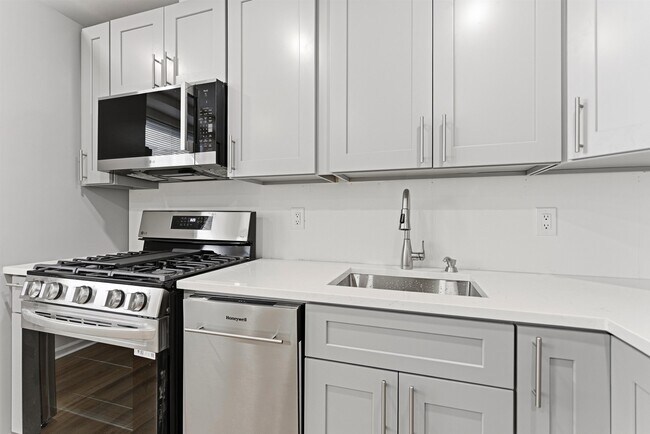 Building Photo - 419 5th St