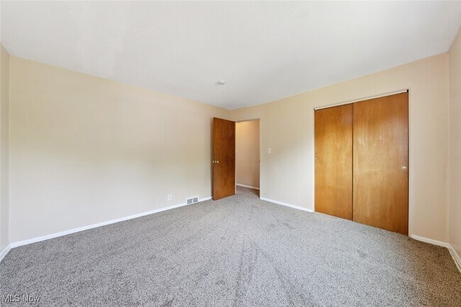 Building Photo - 215 Dalepark Dr