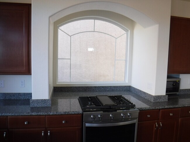Building Photo - THIS IS A BEAUTIFUL WELL KEPT HOME!