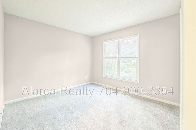 Building Photo - 3136 Driftwood Dr