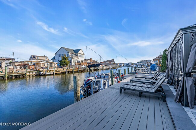 Building Photo - 320 Silver Lagoon Dr