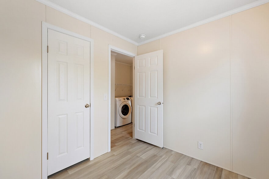 Building Photo - 4418 E Daisy Ln