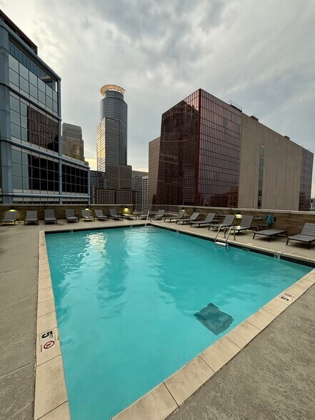 Rooftop pool - 433 S 7th St