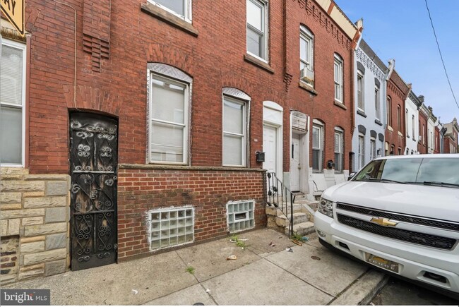 Building Photo - 2062 E Stella St
