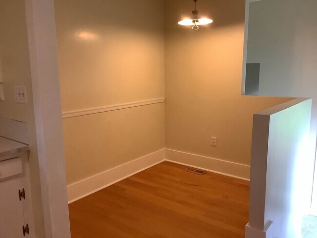Building Photo - 2-Bedroom 1-Bathrrom Single Family Home